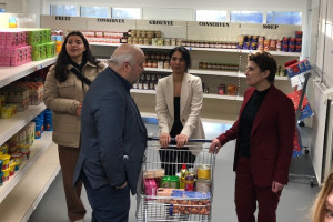Lilianne Ploumen bezoekt voedselbank Venlo